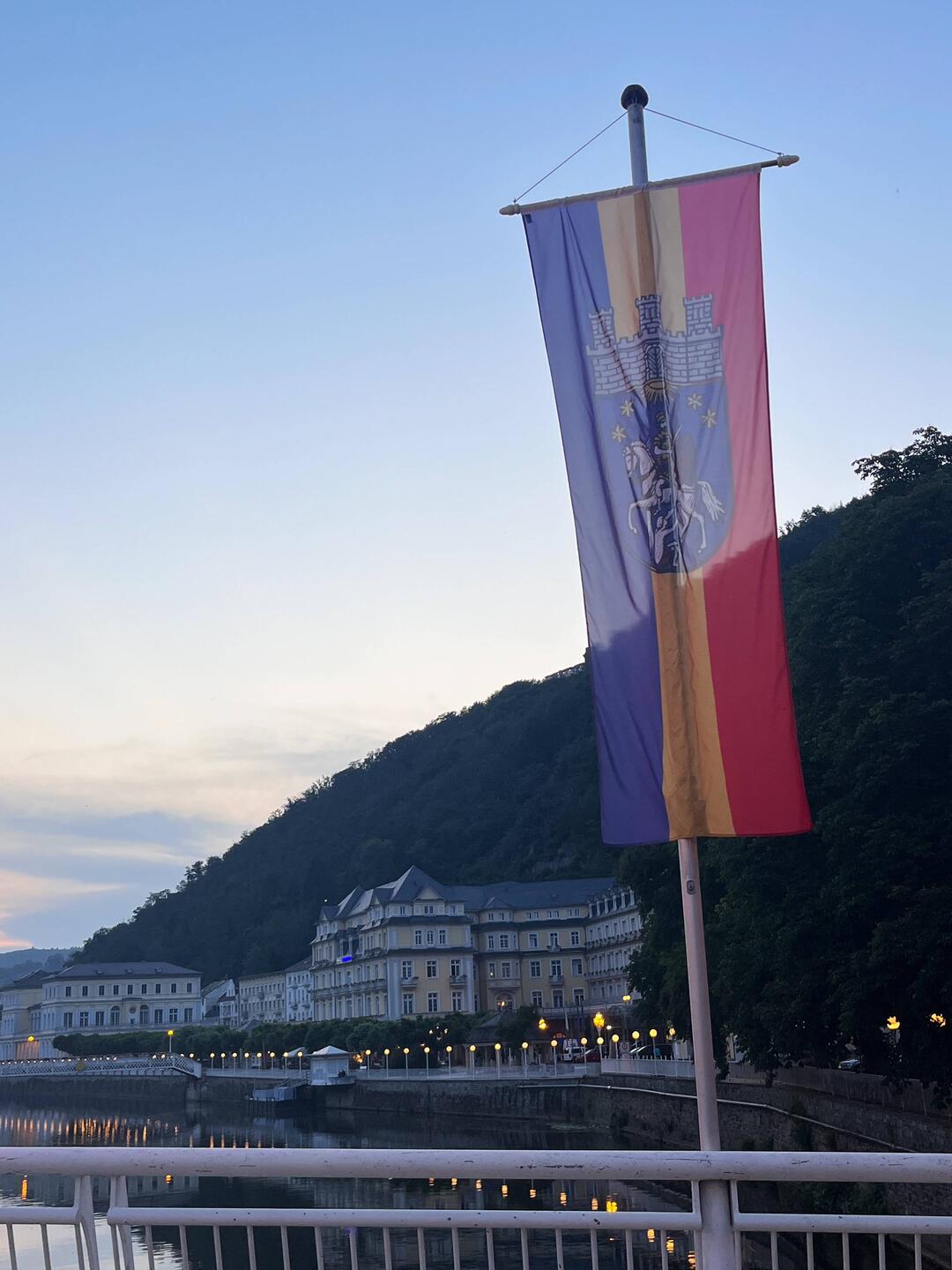 Bad Emser Kurhaus und Stadtwappen