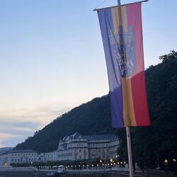 Bad Emser Kurhaus und Stadtwappen