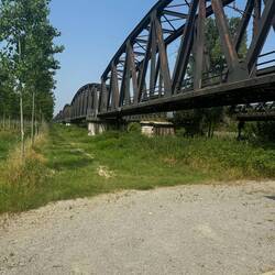 Sehr lange Brücke vor Cremona.