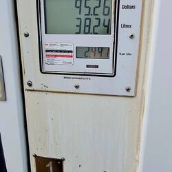 Eagel Plain. Einzige Tankstelle nach 370 km. Da ist der Preis egal.🤣 € 1.55