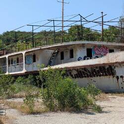 Am Eingang des Fischerdörfer steht dieser einbetonierte Kahn