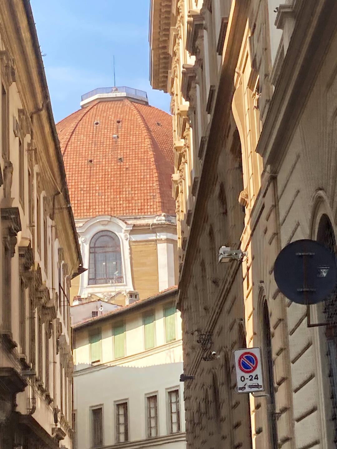 Immer wieder taucht der Dom auf.