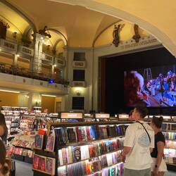 Und ein mega Buchladen in einem alten Theater/Kino.