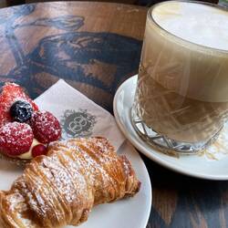 Wieder im Lieblingscafé.