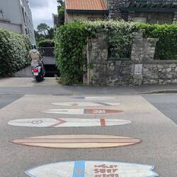 Zebrastreifen in einem Surferort