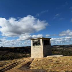 Etwas entfernt, aber immer nicht weniger prominent: "For all the brave men!"
