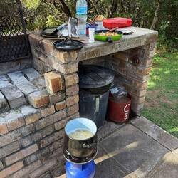 Hier mal ein Blick in die Landy Küche. Es geht immer was, wenn man(n) will. Nudeln mit Soße sowieso.