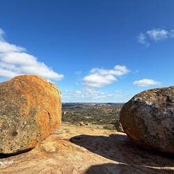 Die hier Gebetteten können maximal den Spirit-of-Africa transzendental spüren. Wir können ihn sehen!