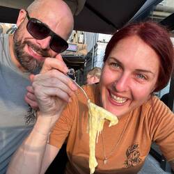 Zum Abendessen bestellt sich Zisi allen Ernstes Fondue