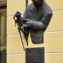 Ferdinand Veike mit seiner Puppe Buratino