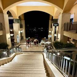 Eine Treppe gesäumt mit Restaurants mit traumhaften Blick auf die Marina