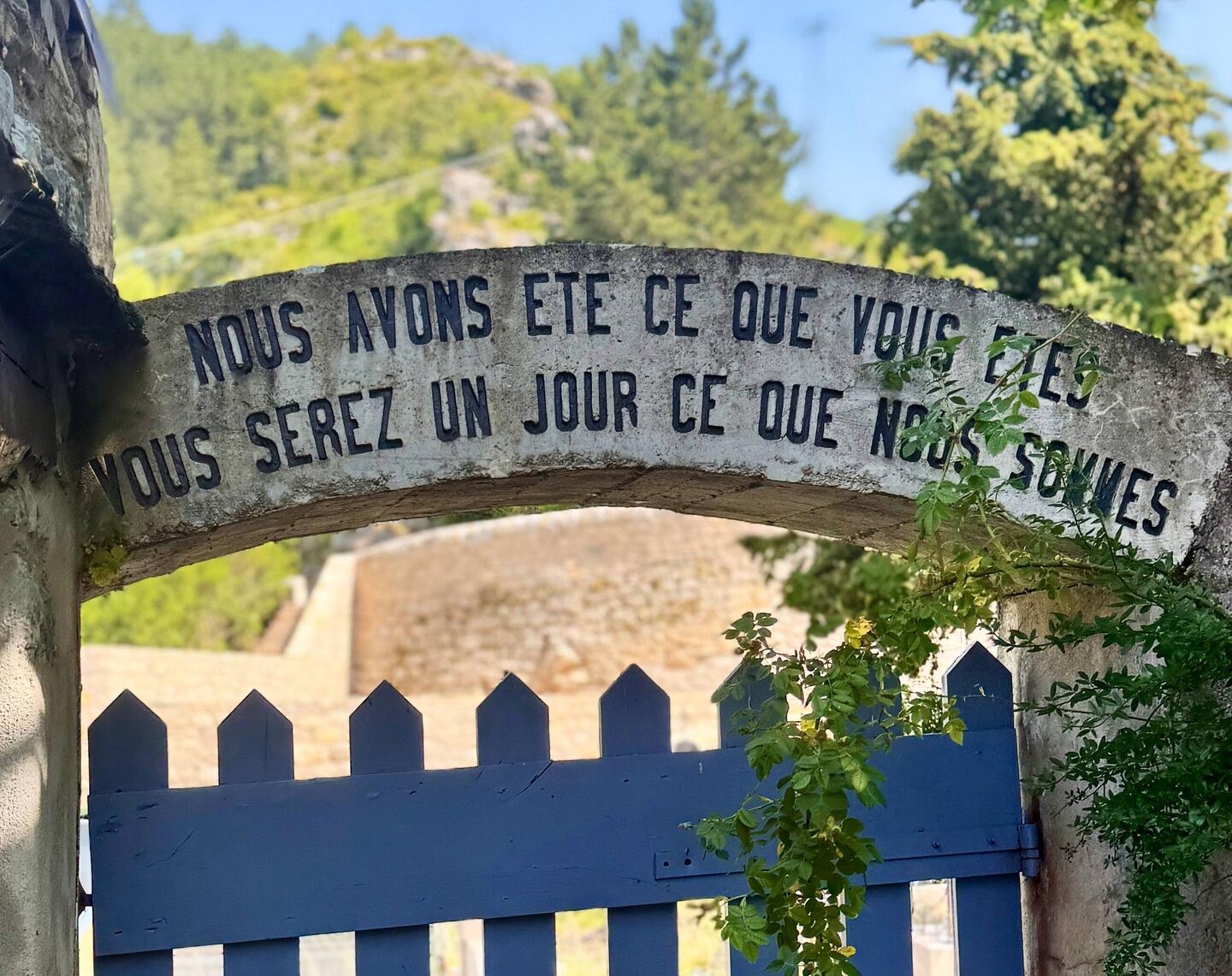 Da kommt man schon ins Nachdenken: Überschrift am Tor zum Friedhof in Montbrun..