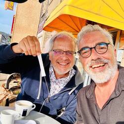 Und eine alkoholfreie Rückfahrt: letztes Croissant vor der Autobahn...🥐☕️