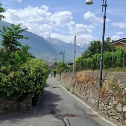 De Via leeft in Italië. Kijk naar de straatlantarens