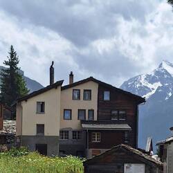 Urahnenhaus (Grossmeierhaus) vom Dorf aus gesehen