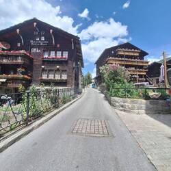 Rechts das Grossmeierhaus