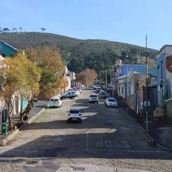 Mit dem Bus geht es einmal durch Kapstadt...