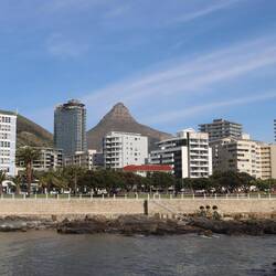 Es gibt eine schöne Promenade direkt am Wasser...