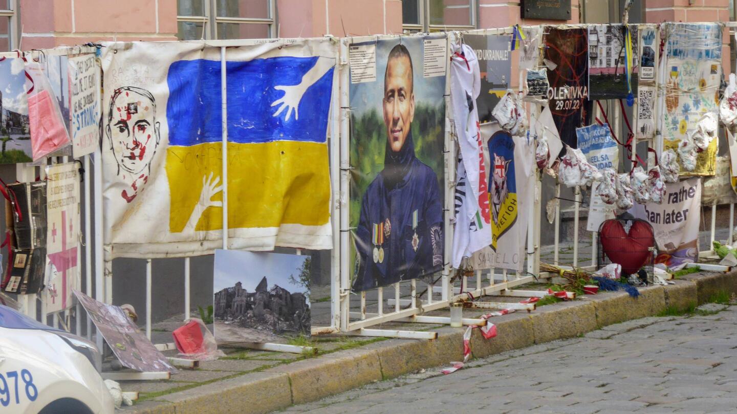 Pro-ukrainische Plakate vor der russischen Botschaft in Tallinn