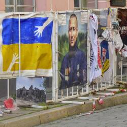 Pro-ukrainische Plakate vor der russischen Botschaft in Tallinn