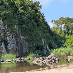 Über Strand und Felsen führt die Küstenwanderung