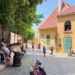 Kinder haben Spaß auf der Straße