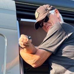 Zum Glück habe ich die Schraube im Gras gefunden.