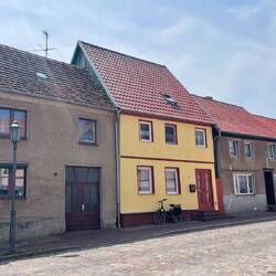 So sah es früher in Röbel aus. Mittlerweile haben die meisten Häuser eine Farbe erhalten.