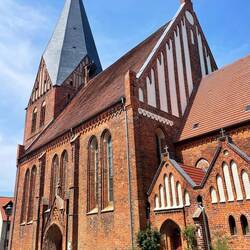 Wie überall in Mecklenburg sind die Backsteinkirchen sehr schön. Leider geschlossen.