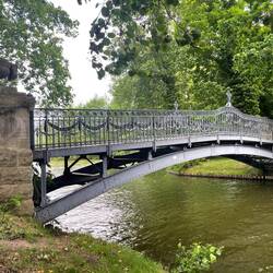 Brücke zur sogenannten Liebesinsel neben dem Schloss