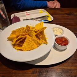 Mittagssnack im Pub - Nachos mit Käse