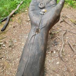 Eine große Hand am Remmselesstein