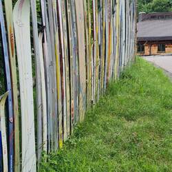 Skis an der Sprungschanze