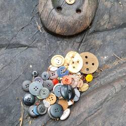 In der als Spende Knöpfe für eine gute Reise gegeben wurden