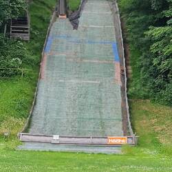 Die Sprungschanze (30 Meter vom Weg entfernt)