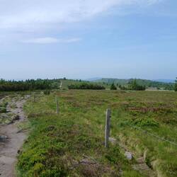 Mit sanften Steigungen geht es die Bergkette entlang