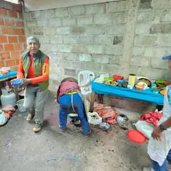 Die Crew beim Mittagessen bereiten.