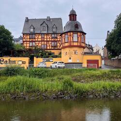 Historisches Wirtshaus an der Lahn seit über 300 Jahren, kurz vor der Mündung in den Rhein