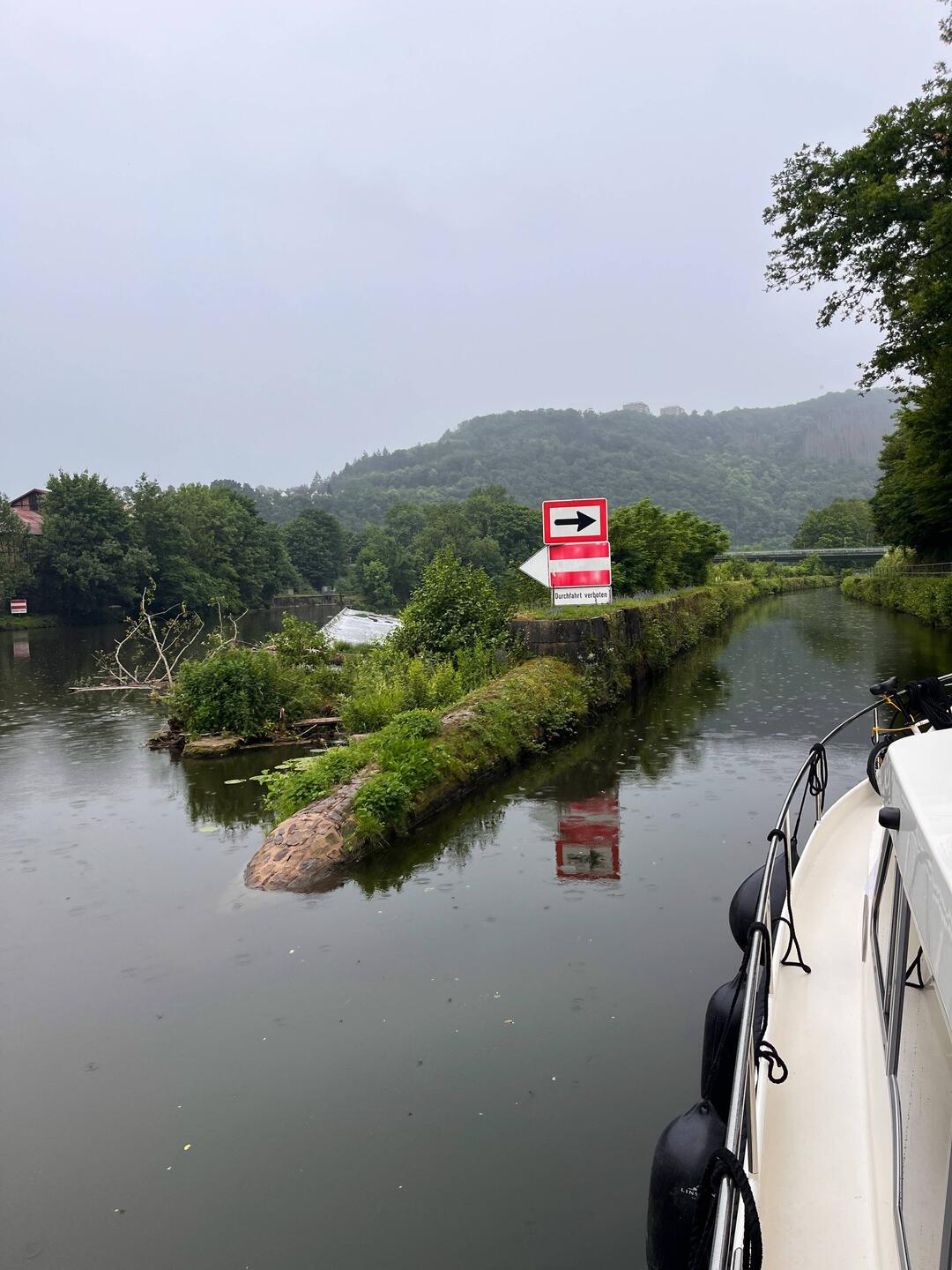 Einfahrt in den Schleusenkanal der Lahnschleuse Ahl, links das Wehr