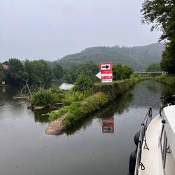 Einfahrt in den Schleusenkanal der Lahnschleuse Ahl, links das Wehr