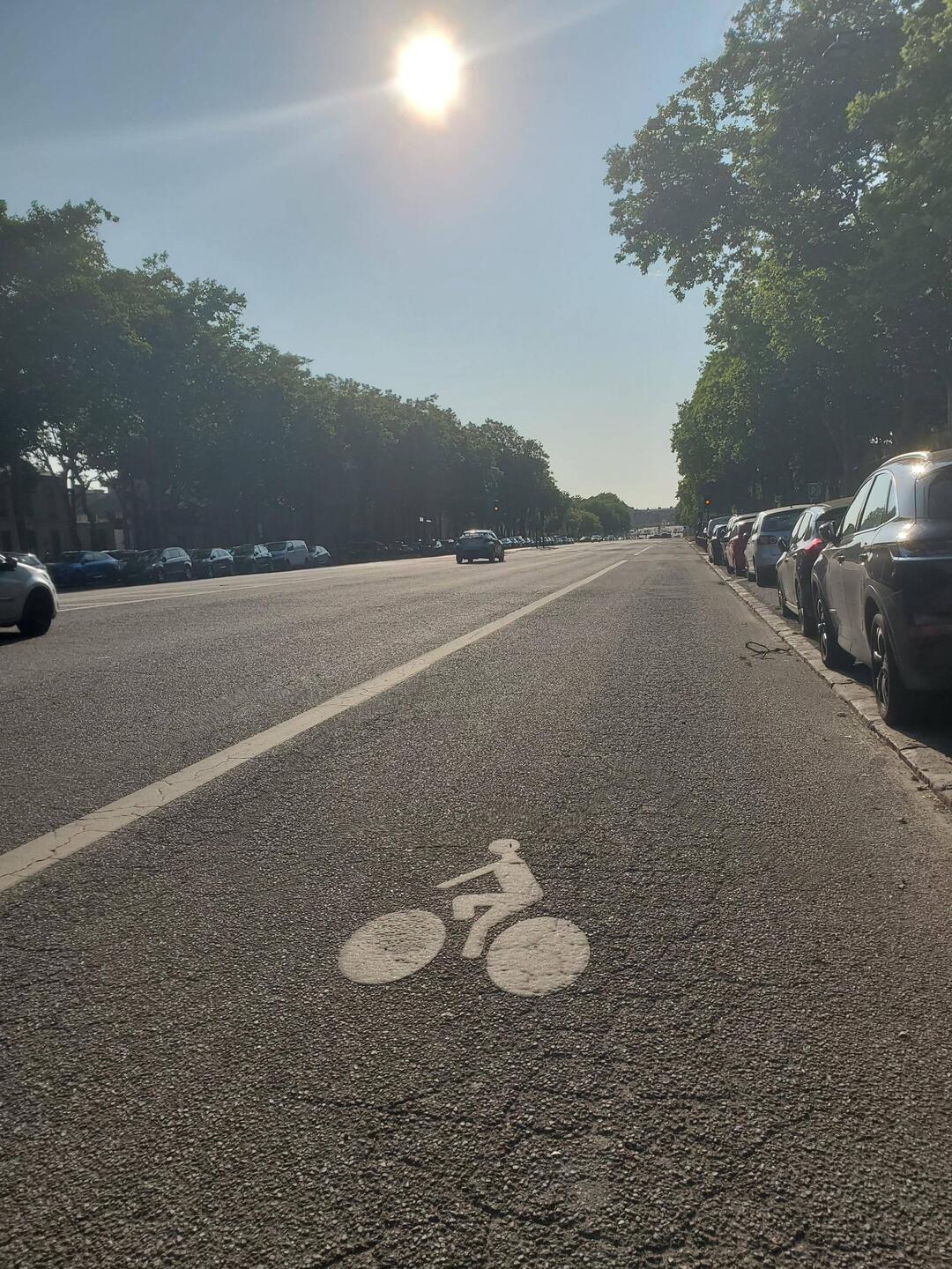 Les routes et les pistes cyclable de Versailles sont énormes, vraiment.