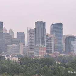 Die Feuer im Norden von Alberta hüllen Calgary am nächsten Tag in Smog