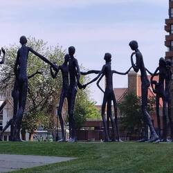 Verspielte lichte Figuren inmitten des Hochhaus-Dschungels