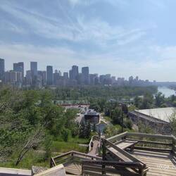 Unten an der Treppe ist unser Standplatz - über den Bow-River und wir sind in Downtown