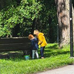 Müllsammler auf dem Spielplatz