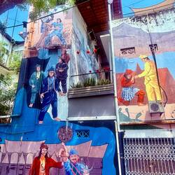 La ville est magnifiquement colorée et décorée, attention au torticolis à marcher la tête en l'air🤭!