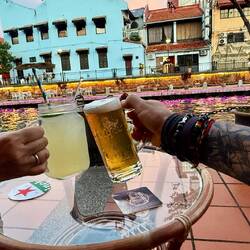 Boire une boisson fraîche au bord de la rivière dans une ambiance estivale est si agréable !
