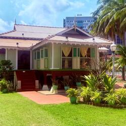 Ibrahim nous fait visiter sa maison coloniale traditionnelle, l'occasion de passer un moment intime