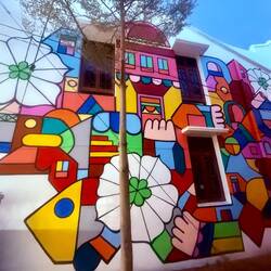 Le street art y est très présent, tous les styles s'y côtoient sans choquer 👌👍