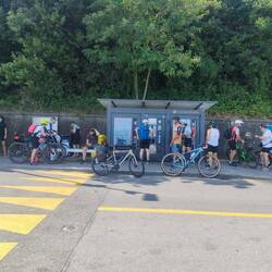 Lungo la ciclabile in questo punto si trovano bagni, distributori automatici di bevande e bar.